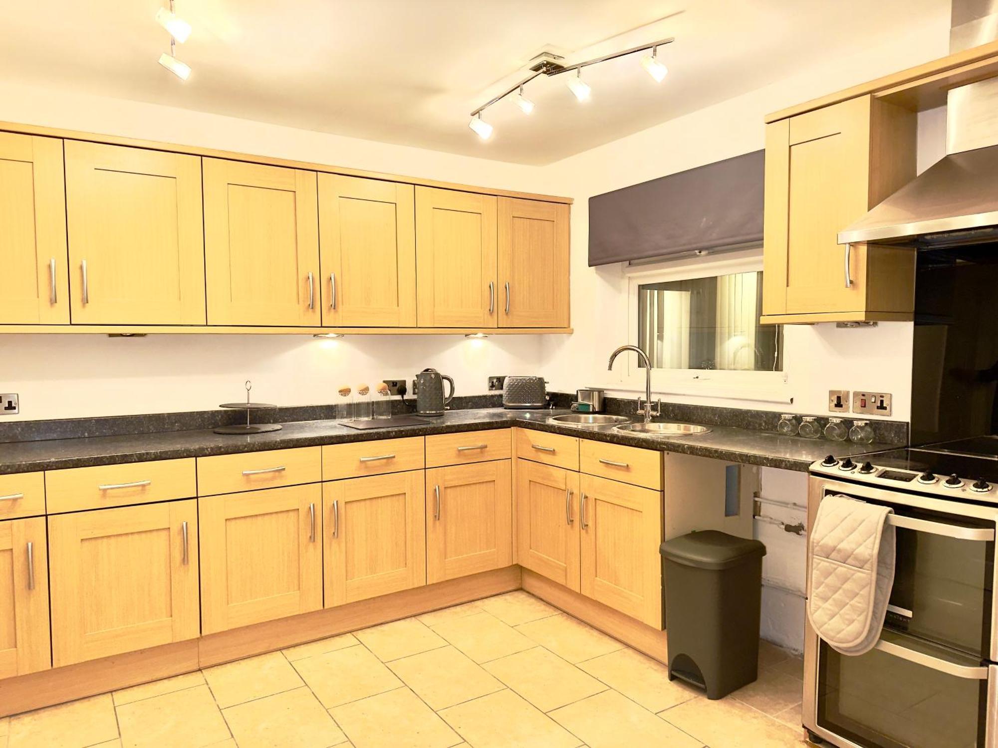 Rnm - Business Professionals Ready, Cost Effective For Large Stays! 3 Bedroom Lounge, Private Access & Entire Place, Kitchen & Washroom With Amenities, Smart Tv, Easy Access, Fast Wifi, Large Driveway, Great Transport Links, Near Worcester Hospital A Luaran gambar